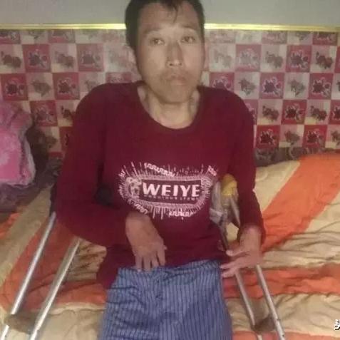 男子离租后留下满柜尿瓶，离厕所仅十步距离引发关注