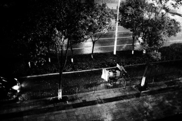 台风夜，惊魂与温暖交织