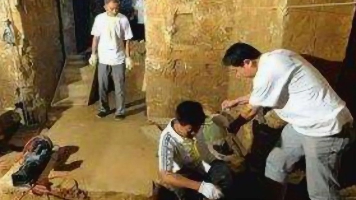 男子模仿小说盗墓，盗走20余件国宝引发社会热议