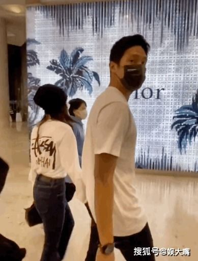 屈楚萧、王子文对视间的浪漫火花与王皓意外加入的奇妙旅程