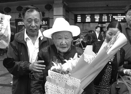 跨越时空的深情重逢，百岁奶奶车站迎女归
