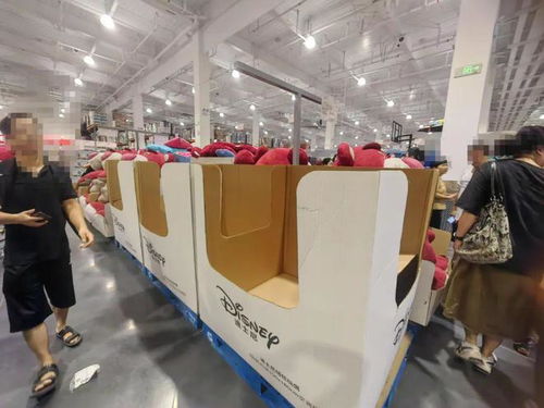 杭州开市客开业男生抢草莓熊引热潮