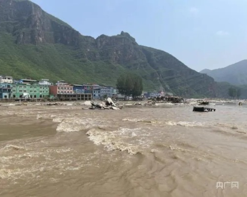洪水退去，涞水一居民家现半米厚淤泥
