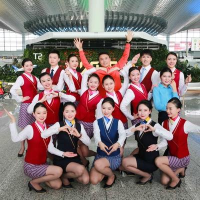 南航空姐为乘客撑伞避雨，暖心之举的温情回应