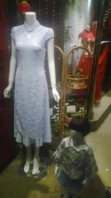 旗袍误会引发深思，女子购物遭遇寿衣疑云
