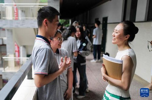 断臂教师坚守小学，信念的力量，教育的坚守